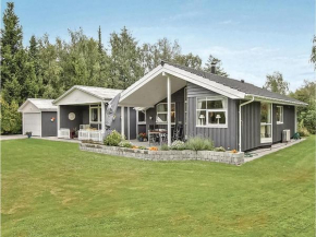Four-Bedroom Holiday home Væggerløse with a Fireplace 07